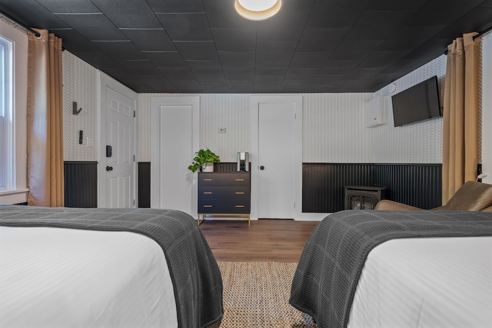 The Aurora Inn & Cottages