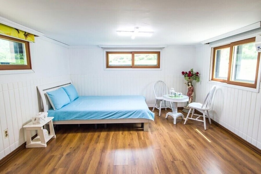 Sunny Junny Pension