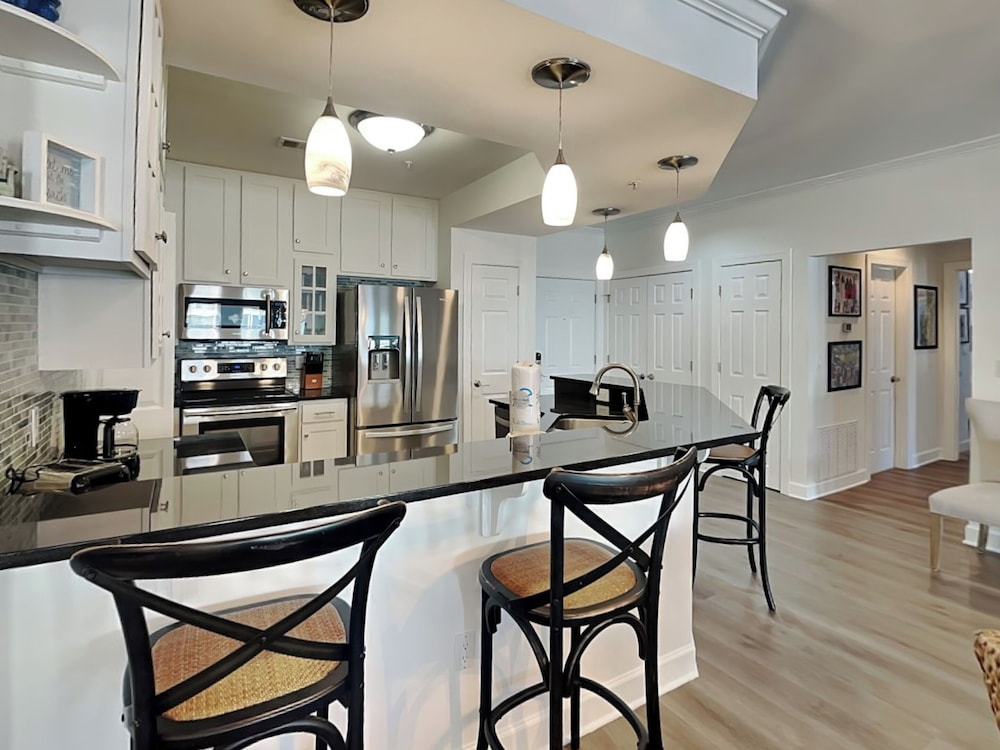 Pavilion Palms #103b