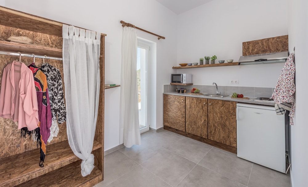 Plakes Sea View Suites photo 4