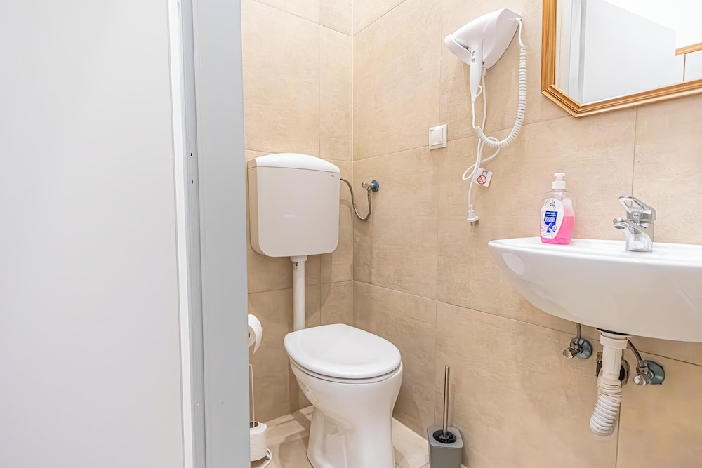 Bright Apartment Near Wiener Stadthalle