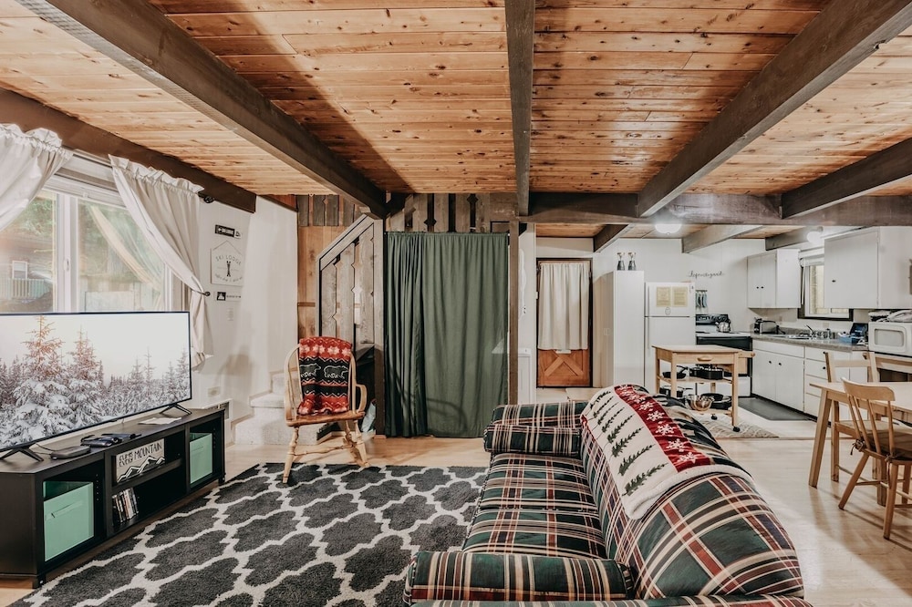 63mbr - Hot Tub - Bbq - Pets Ok - Wifi - Sleeps 6 2 Bedroom Home by RedAwning