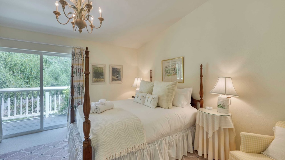 Glen Ellen Escape 5BR Retreat w/ Pool, Hot Tub, Hammocks & Vineyard Views