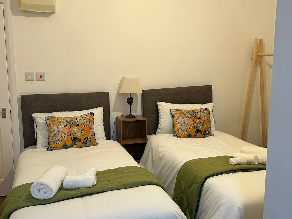 Delightful Delta-studio Apt,walk-2leeds City,wifi view 4