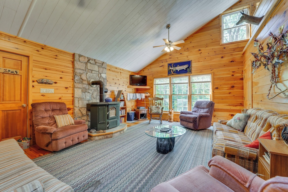 Cabin Comfort Near Psu! Fire Pit & On-site Trails