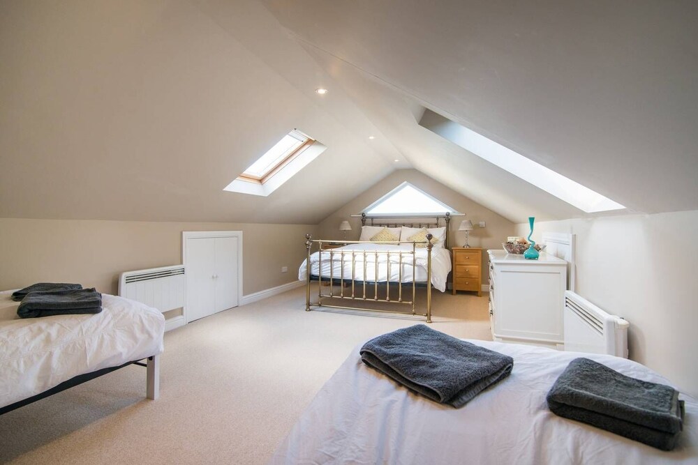 Super Spacious Barn Conversion With Free Wifi, Netflix Fireplace view 5
