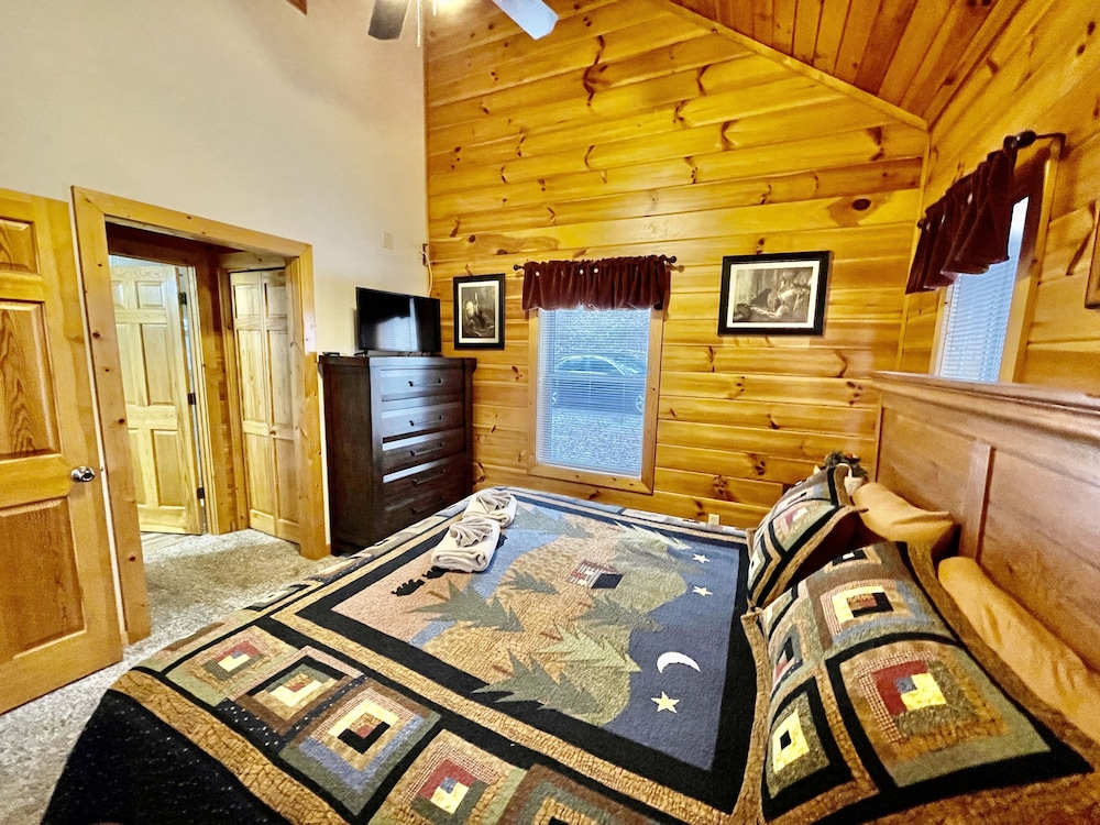 Picture Perfect 2 Bedroom Cabin by RedAwning - Property Image 22