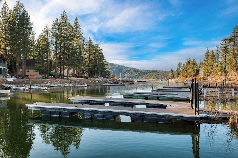 2 Lakefront Homes by Avantstay Sleeps 23, Private Dock+beach, Hot Tub, Fire Pit, Deck Views