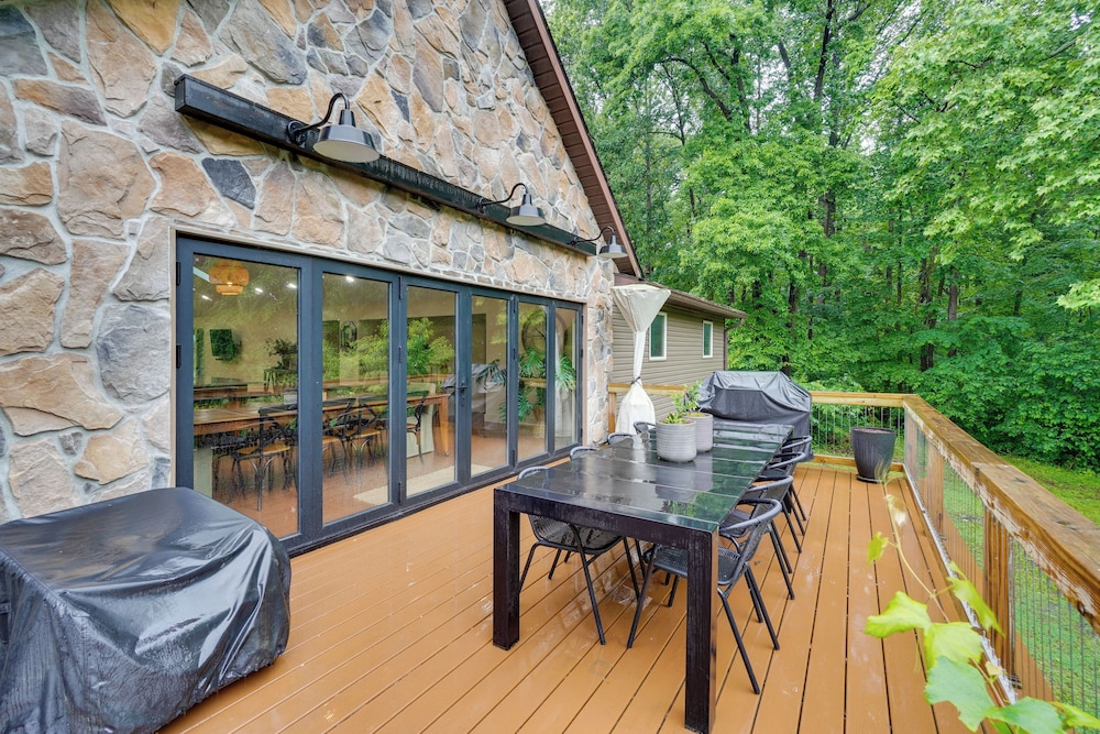 Hot Tub & Theater Room: Getaway in Falling Waters