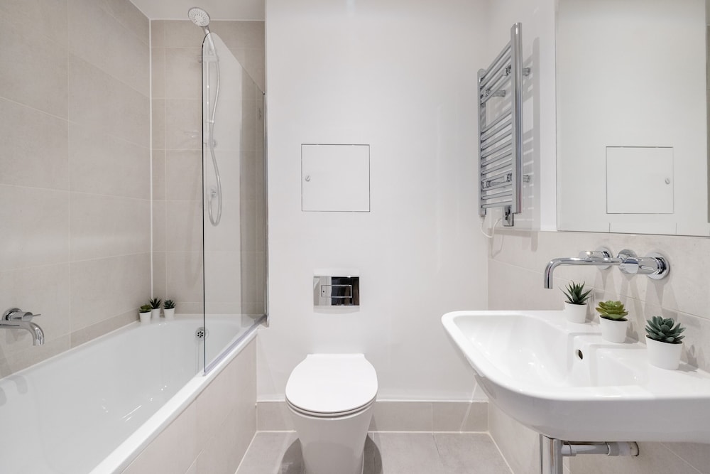 Modern 2BR 2BA with Balcony by Soho