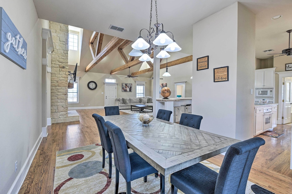8 Mi to White Rock Lake: Spacious Krum Home