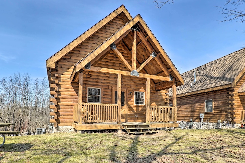 Fire Pit & Porch: Warm & Woodsy Rothbury Escape! view 5