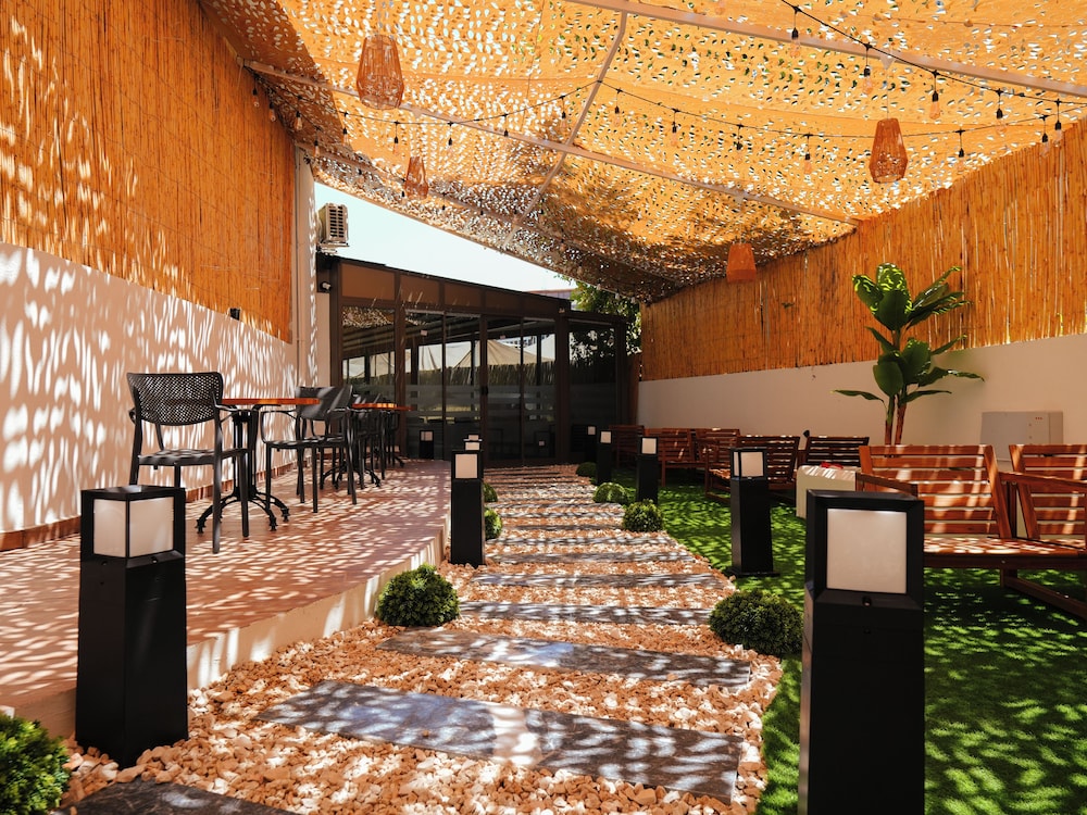 Bonnie City Hotel - Image 80