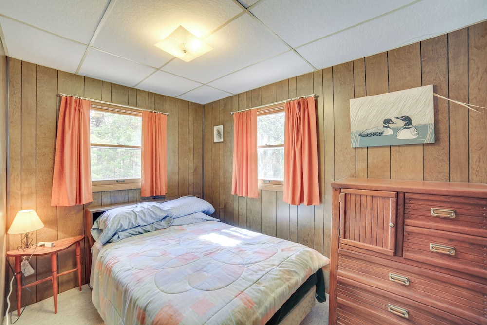 Dock & Fire Pit: Lakefront Cottage in Gould City!