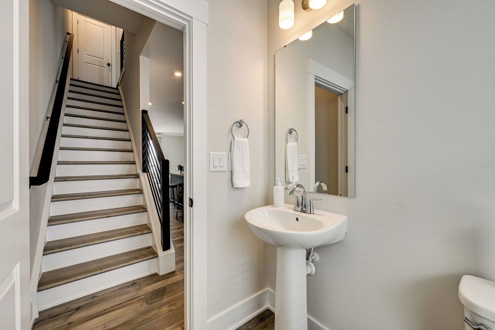 2 Mi to Uptown Charlotte: Family Townhome!