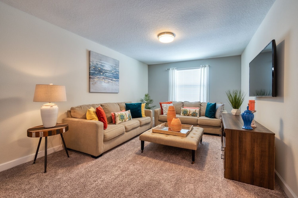 Stunning Home With Private Pool Near Disney - Image 5