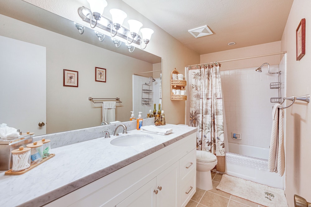 1 Mi to Shops on El Paseo: Condo w/ Pool Access!