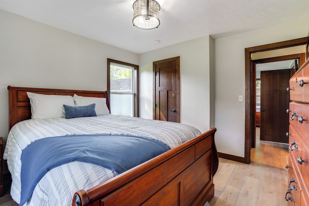 Sioux Falls Home Near Downtown: 2 Living Areas!