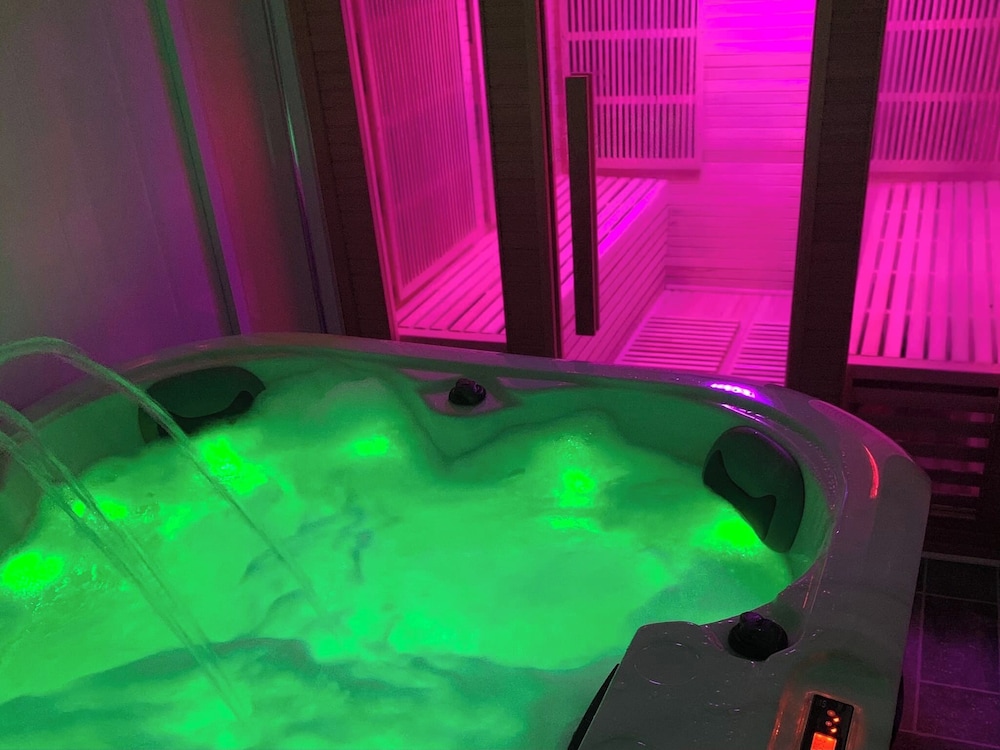 Family Holiday Home With Hot Tub & Sauna Sleeps 8