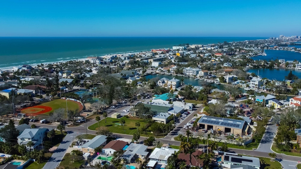 Simple Rooftop Gem 2 Blocks 2 Beach Pets Allowed