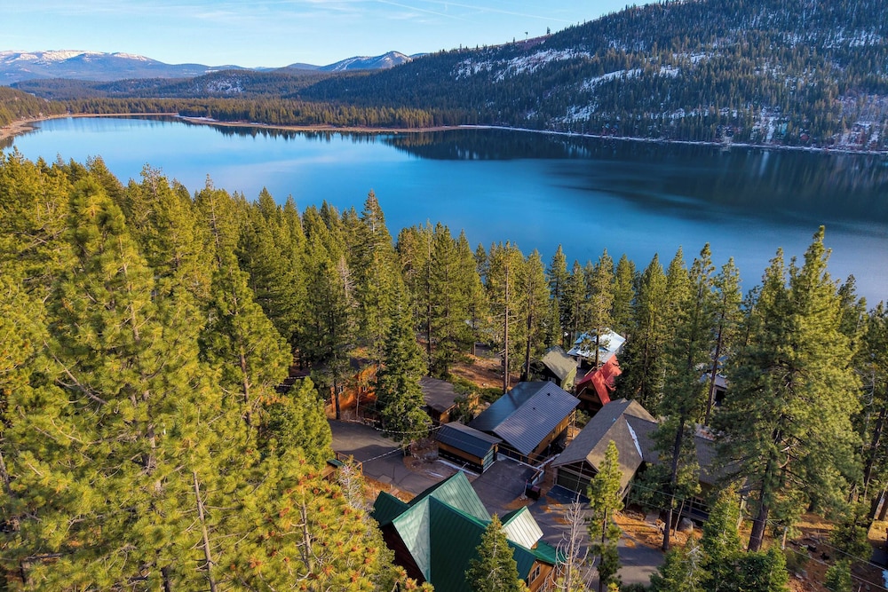Denton by Avantstay Hot Tub, Deck w/ Fire Pit Near Skiing & Lake!