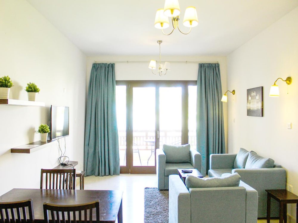Marina Breeze 2-bedroom Retreat