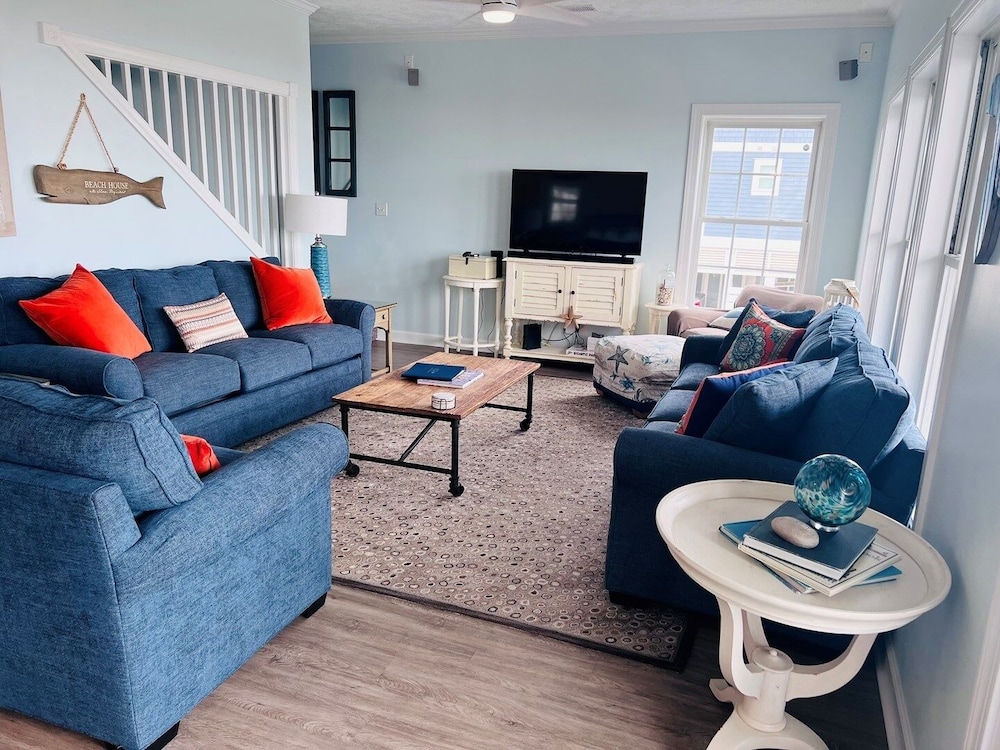 Sunny Times 4 Bedroom Home by RedAwning