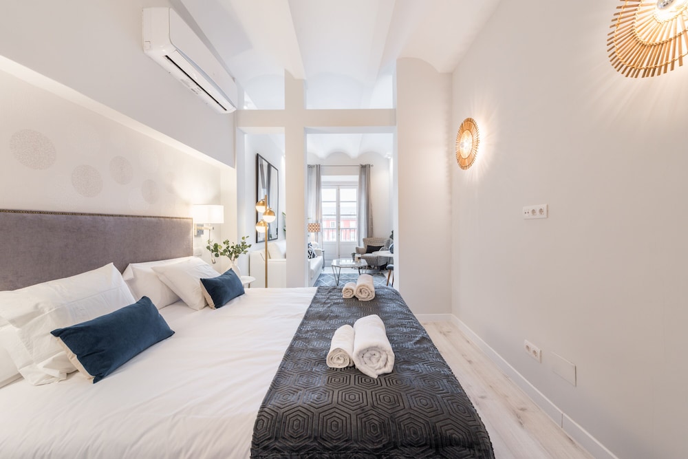 Apartment 1Bd With Balcony in Plaza Mayor Square. Plaza Mayor III view 2