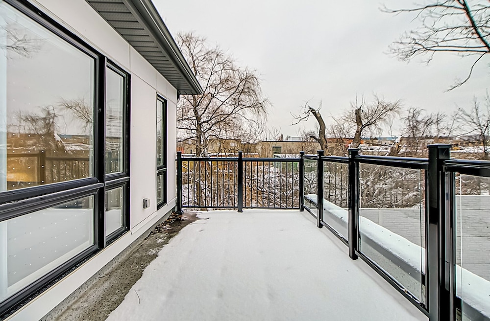 Modern 3BR Retreat Near Yorkdale Mall