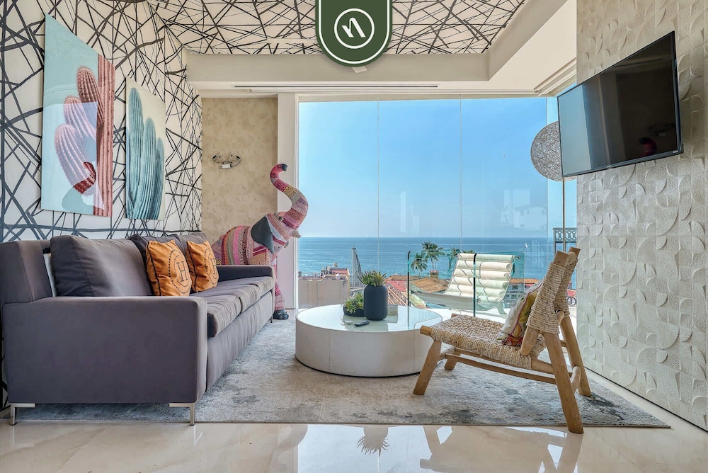 Luxury Corner Unit With Breataking Ocean Views
