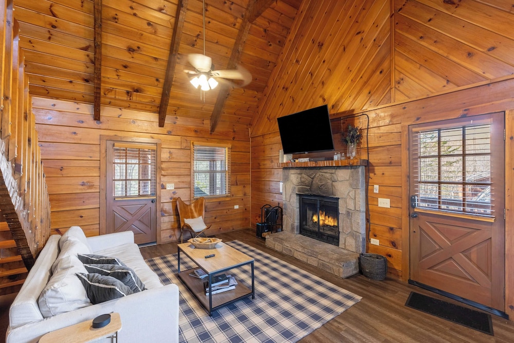 2 Cabins Game Room, Enclosed Porch, Hottub, Views Dudley I & II by Avantstay