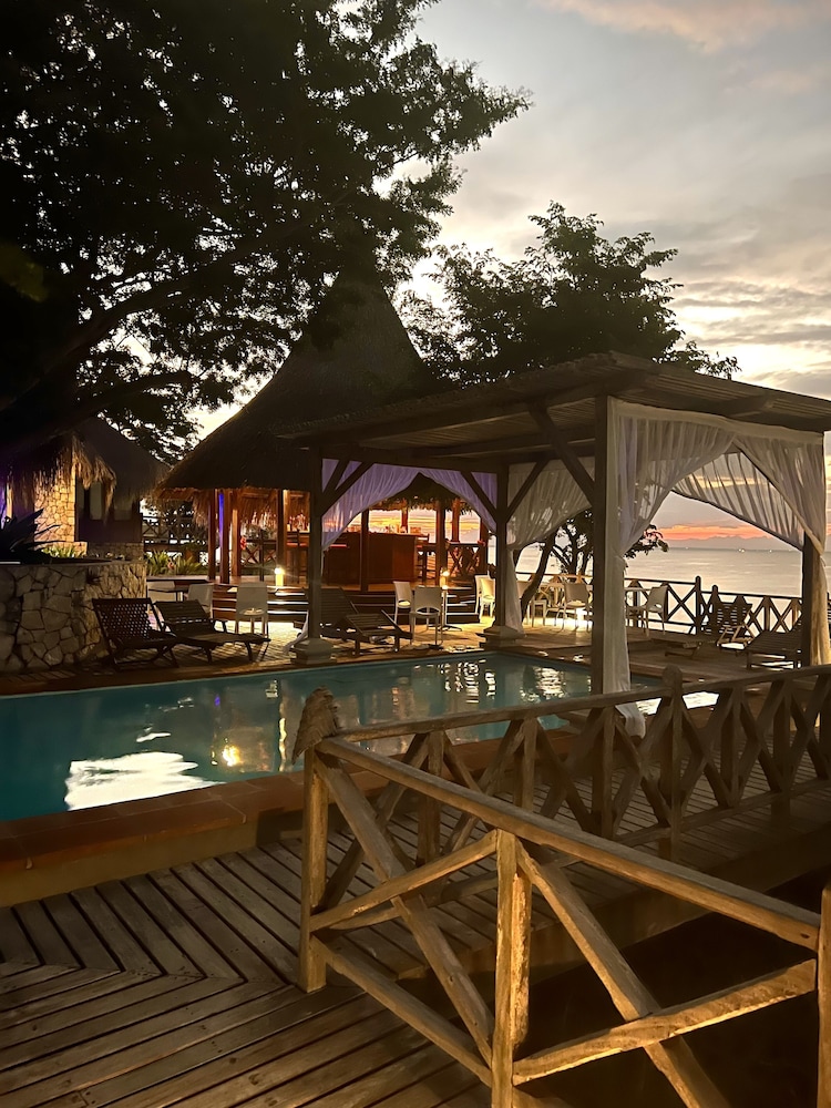 Moyeni Lodge