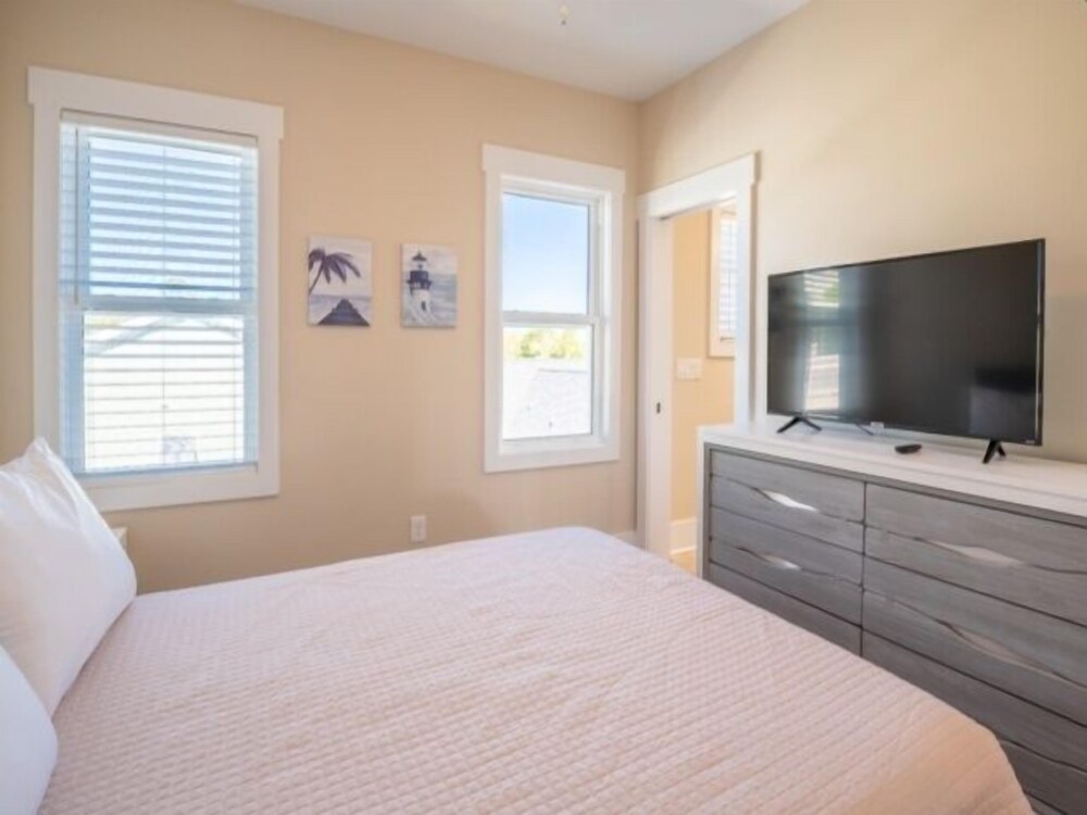 Dream Weaver 4 Bedroom Home by RedAwning view 3