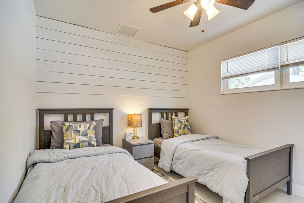 5 Mi to Beach: Tampa Retreat w/ Furnished Lanai!