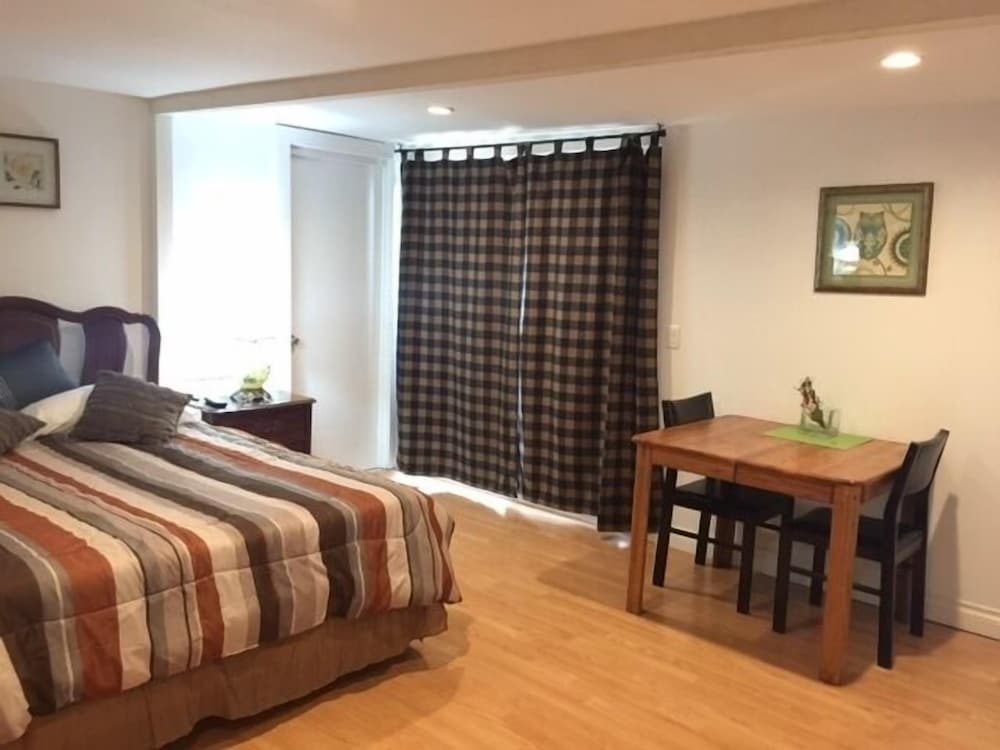 Van Nuys Vacations - Lovely Studio with a Pool - Property Image 3