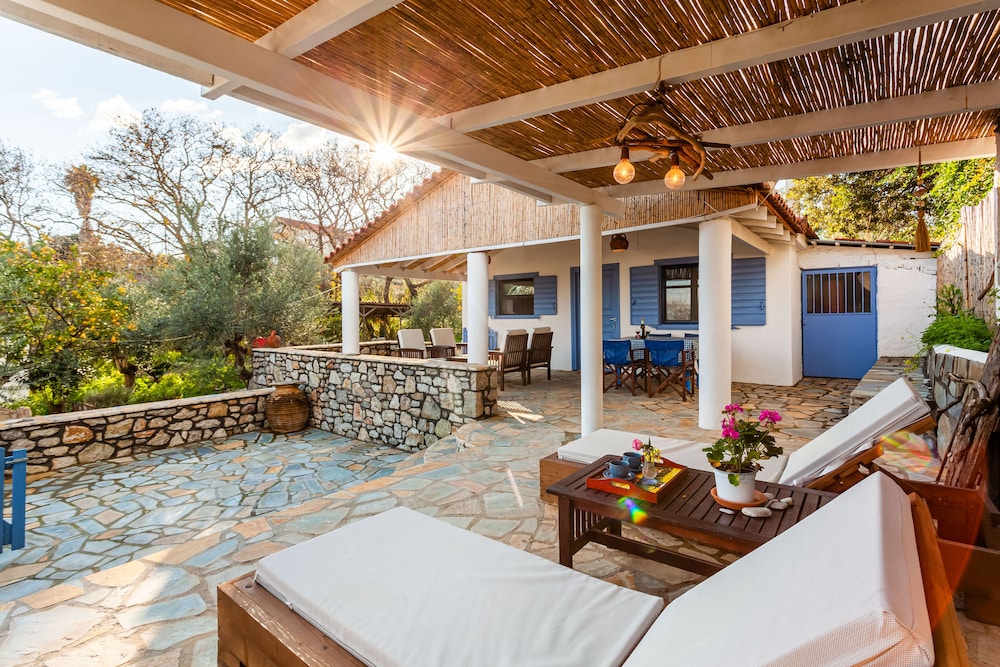 The Blue House Seaside Retreat - Fully Equipped view 5