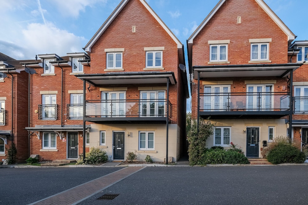 Spacious 6 Bedroom House in Denton Way