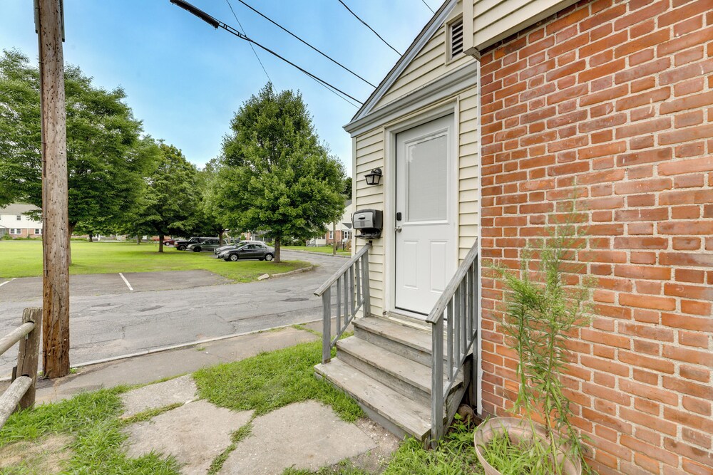 Easthampton Apartment Near Breweries & Rail Trail!