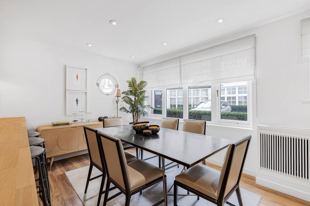 4-bed House Next To Harrods Pont Street Mews