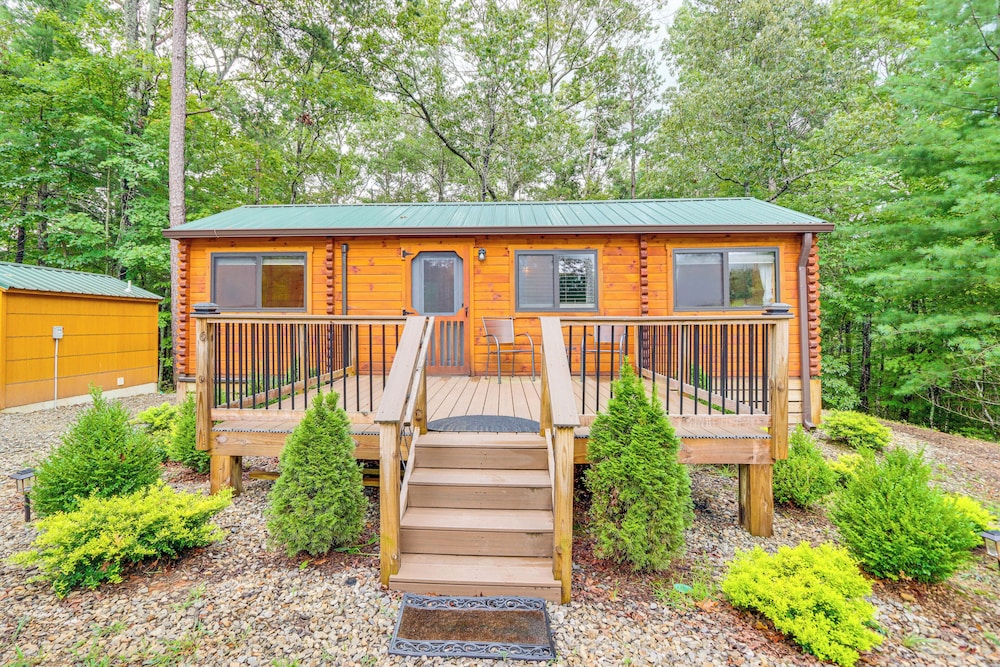 15 Mi to Blue Ridge: Forested Cabin w/ Decks!