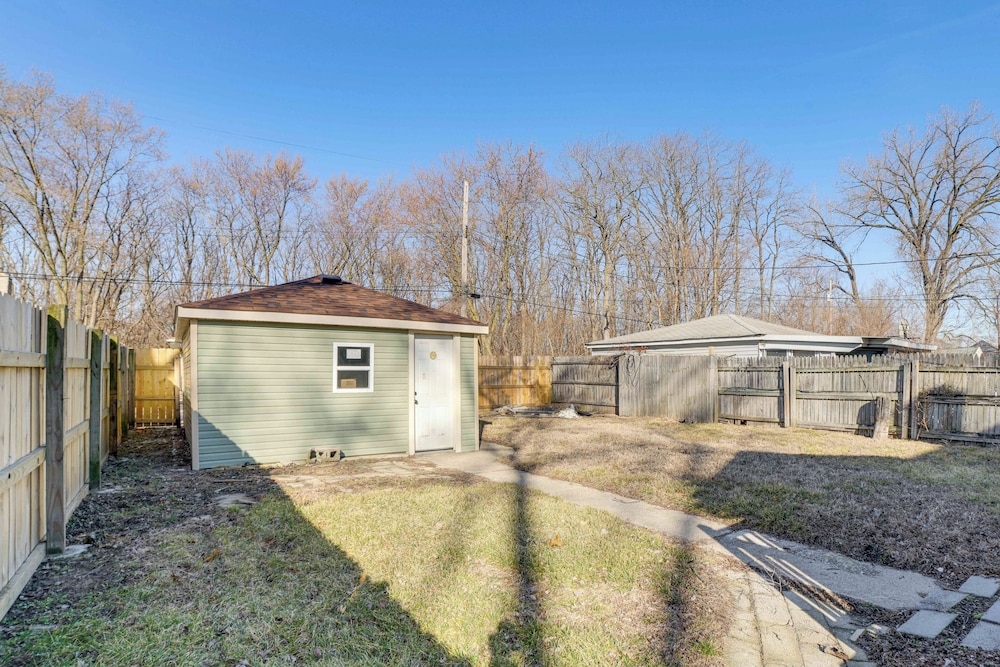 3 Mi to Hard Rock Casino: Charming Home in Gary!