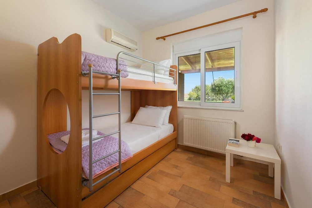 Stunning 5-bed Villa in Gennadi! view 3