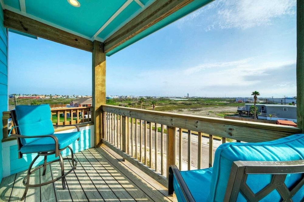 Sleeps 22! 2 Homes Priv Pool, Putting Green, Bar, Deck, Prime Port A Location