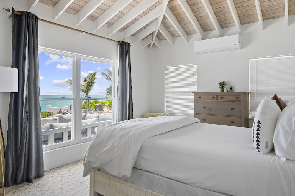 Beachfront White Palm Villa - Tar Bay view 4