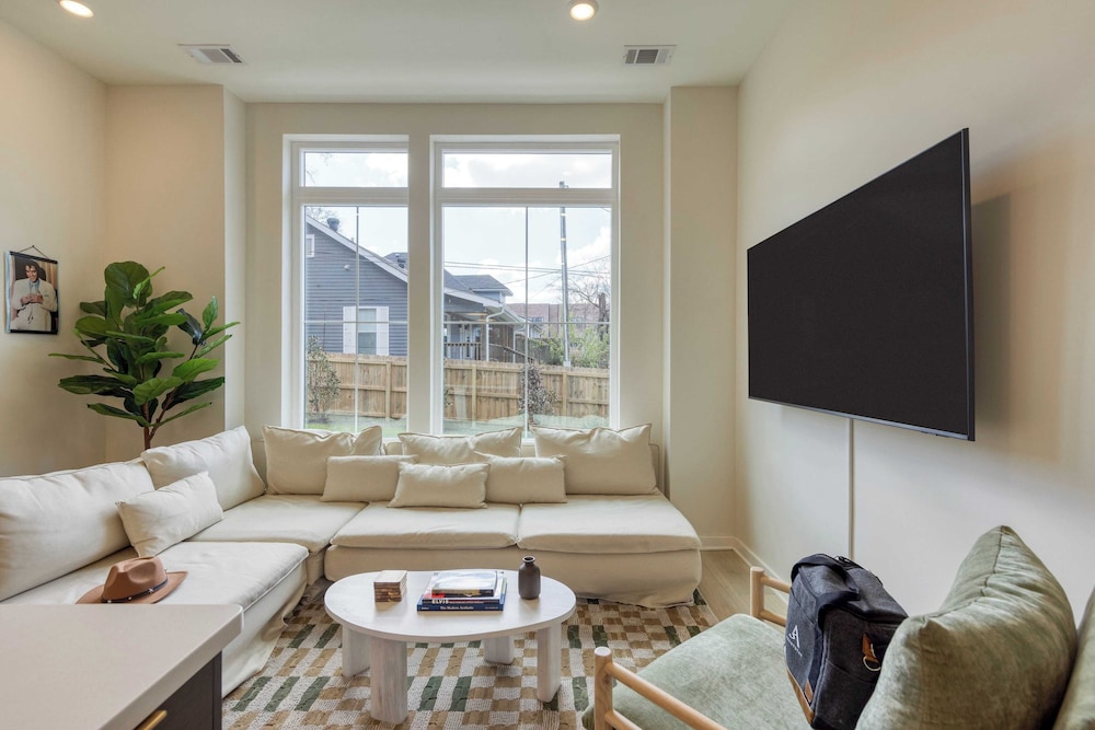 Sleeps 16 2 Modern Townhomes, Minutes to Broadway Lischey & 98 Degrees