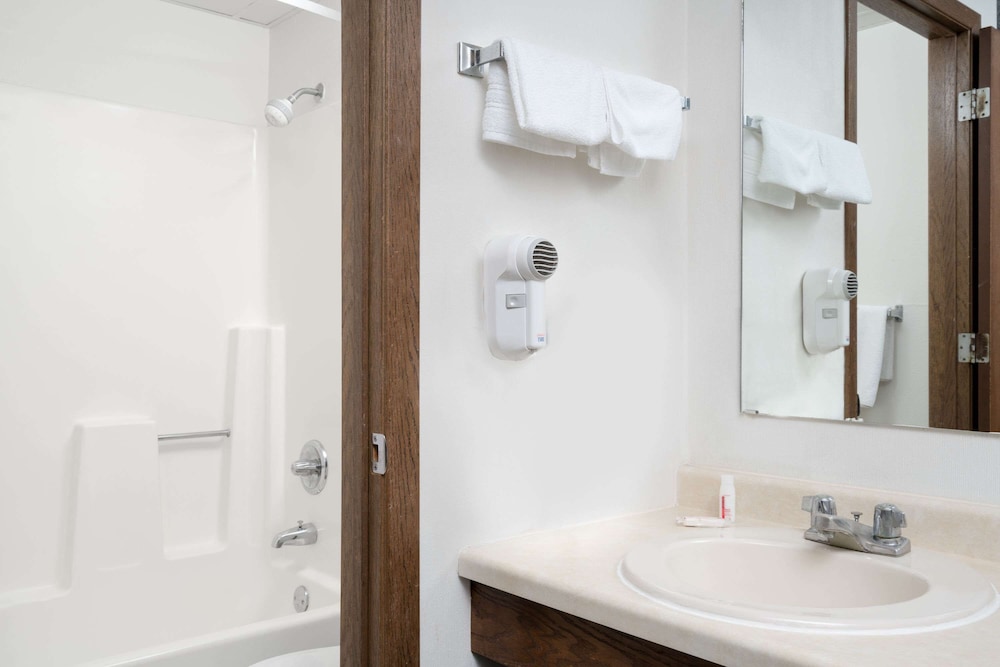 St Cloud Vacations - Days Inn by Wyndham St Cloud - Property Image 12