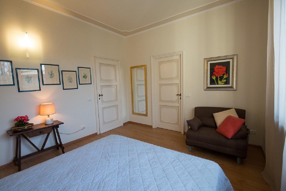 La Petite Dame by the Lake view 5