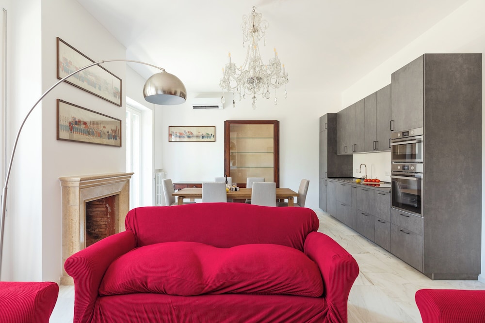 Bright And Spacious Family Apartment In Parioli
