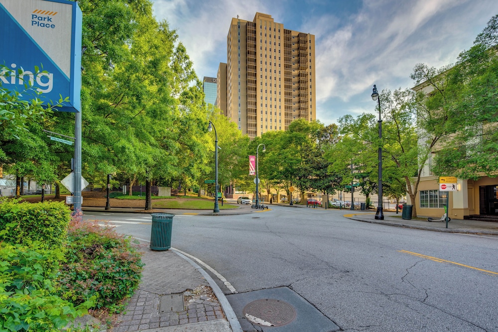 Downtown Atlanta Condo: Balcony, Walkable Area view 5