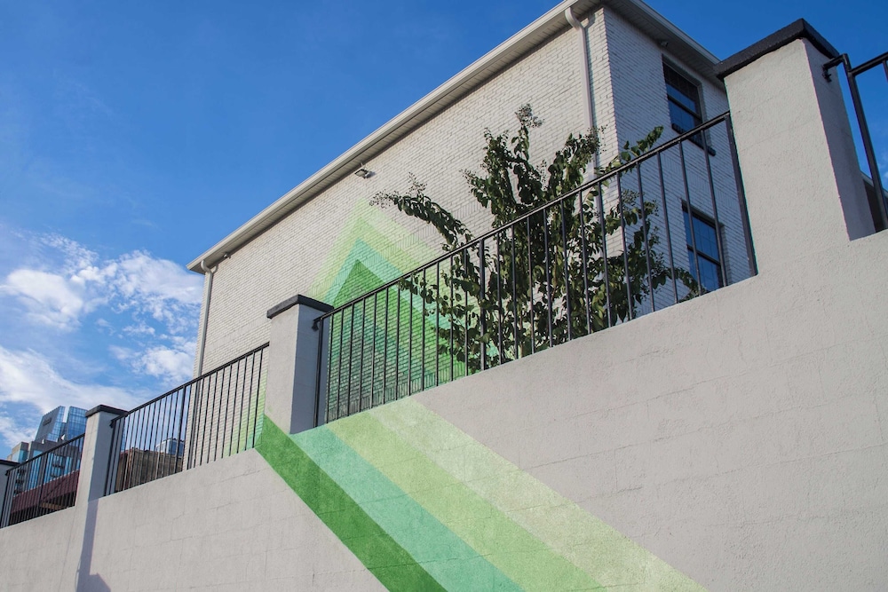 Sleeps 24 Group-friendly Sobro Stay Near Music & Downtown by Avantstay